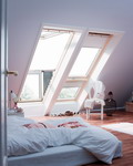 Mit modernen Dachfenstern zu hellen und behaglichen Wohnräumen